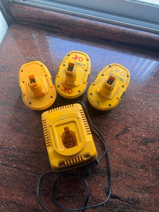 Cargador y baterias DeWalt DE9130