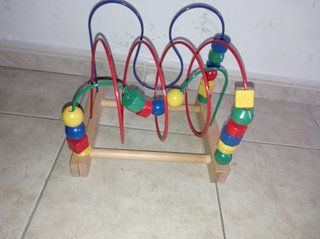 Juego de mesa de madera con cuentas