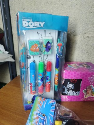 Lotto giocattoli: pistola acqua, bolle, Dory