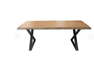 Mesa de madera con patas metálicas