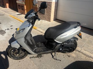 Peugeot Kisbee Scooter Automática Negro/Plata
