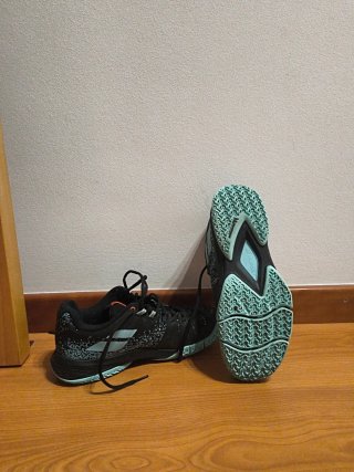 Zapatillas deportivas negras y azules