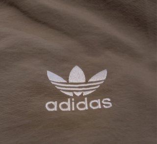 Chaqueta Adidas color caqui