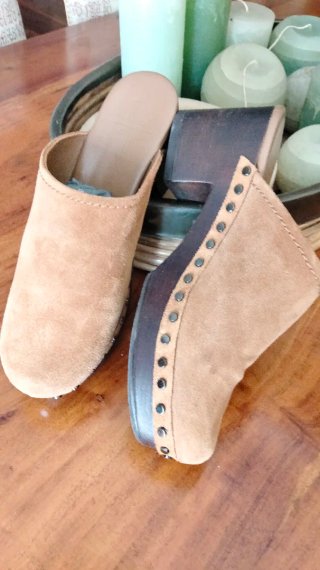 Zuecos de piel beige y marrón
