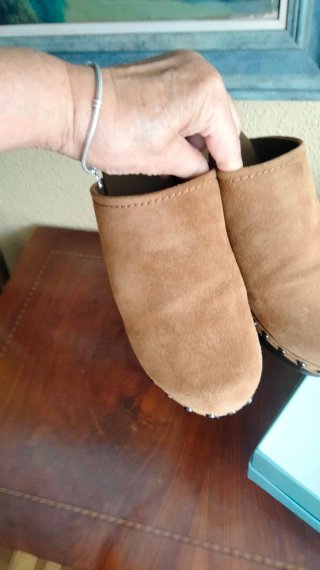 Zuecos de piel beige y marrón