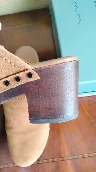 Zuecos de piel beige y marrón