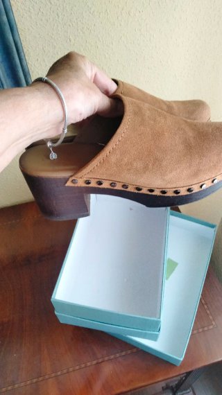 Zuecos de piel beige y marrón