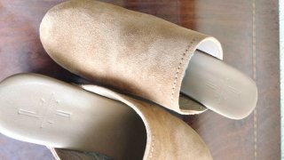 Zuecos de piel beige y marrón
