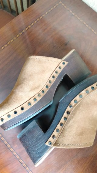Zuecos de piel beige y marrón