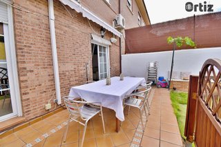 Casa adosada en venta en Loeches