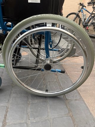 Silla de ruedas, una rueda de no usar esta desecha