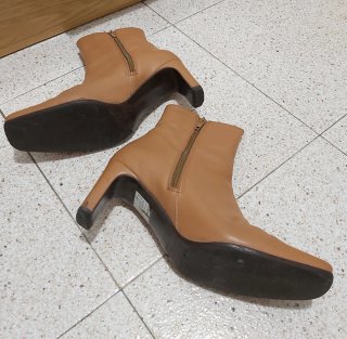 Botines Beige Tacón Cuadrado