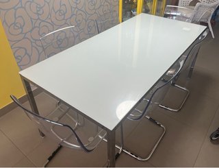 Mesa comedor con 6 sillas.