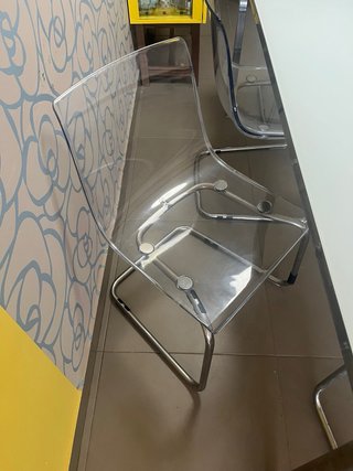 Mesa comedor con 6 sillas.