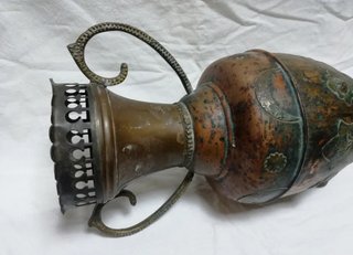 Antiguo jarrón de cobre con asas