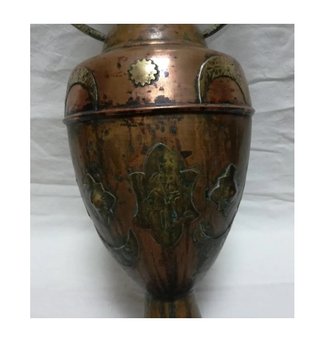 Antiguo jarrón de cobre con asas