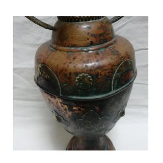 Antiguo jarrón de cobre con asas