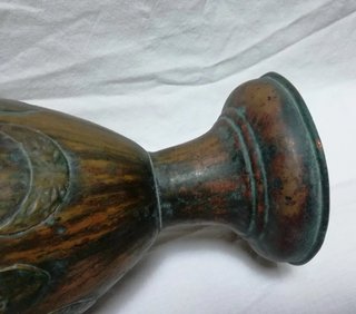 Antiguo jarrón de cobre con asas