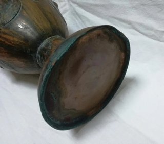 Antiguo jarrón de cobre con asas
