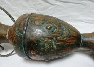 Antiguo jarrón de cobre con asas