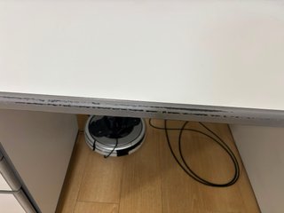 Escritorio gris y blanco con cajonera