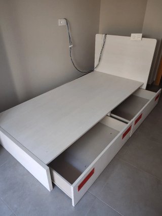 Cama juvenil con dos cajones grandes.