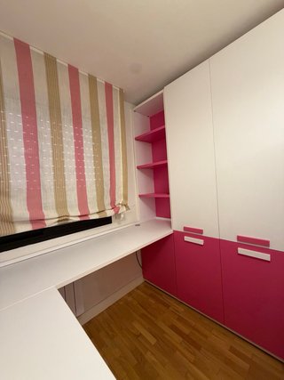 Litera blanca y rosa con armario
