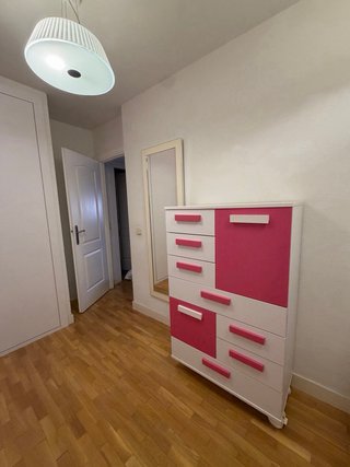 Litera blanca y rosa con armario