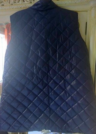 Chaleco sin mangas azul marino.