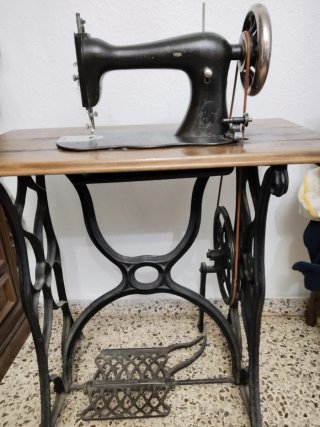 Máquina de coser antigua de mesa
