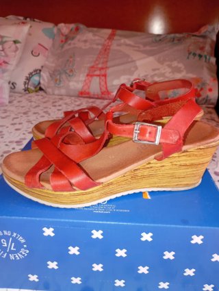 Sandalias rojas de piel