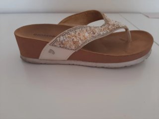 Chanclas cuña adornadas