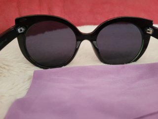 Gafas de sol negras con detalles arcoíris