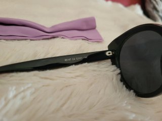 Gafas de sol negras con detalles arcoíris