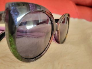Gafas de sol negras con detalles arcoíris
