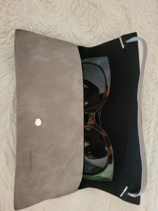 Gafas de sol negras con detalles arcoíris