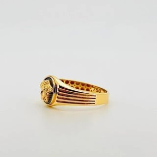 Anillo Versace Medusa fondo negro.