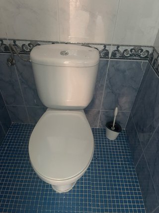 Puertas, ventanas y sanitarios.