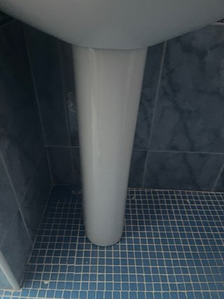 Puertas, ventanas y sanitarios.