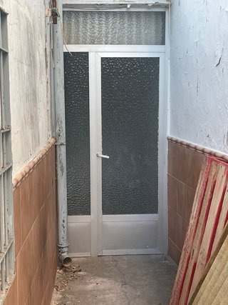 Puertas, ventanas y sanitarios.