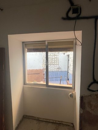 Puertas, ventanas y sanitarios.