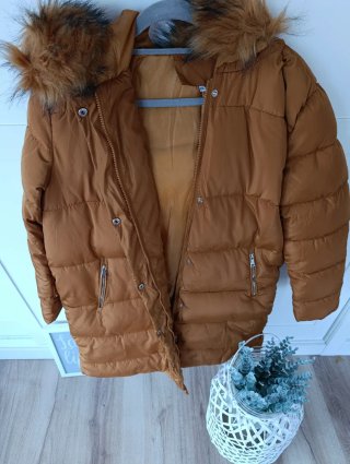 Abrigo con capucha y pelo