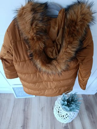 Abrigo con capucha y pelo