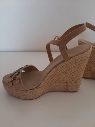Sandalias cuña beige y doradas