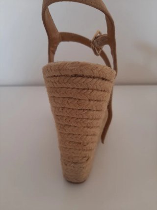 Sandalias cuña beige y doradas