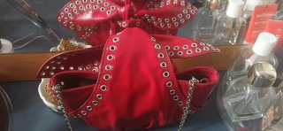 Bolso rojo charol con cadenas