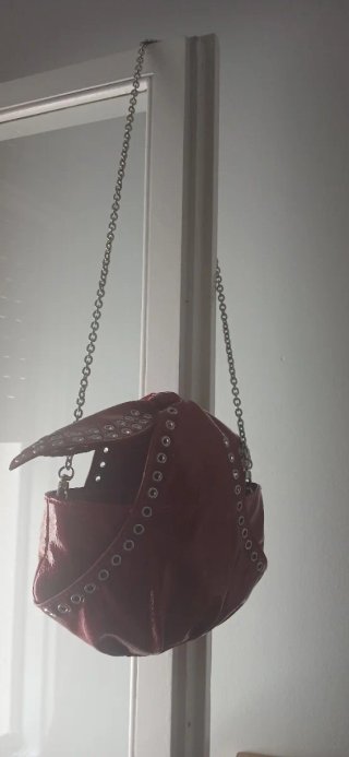 Bolso rojo charol con cadenas
