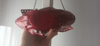 Bolso rojo charol con cadenas