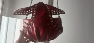 Bolso rojo charol con cadenas