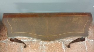 Mesa consola madera antigua con detalles dorados